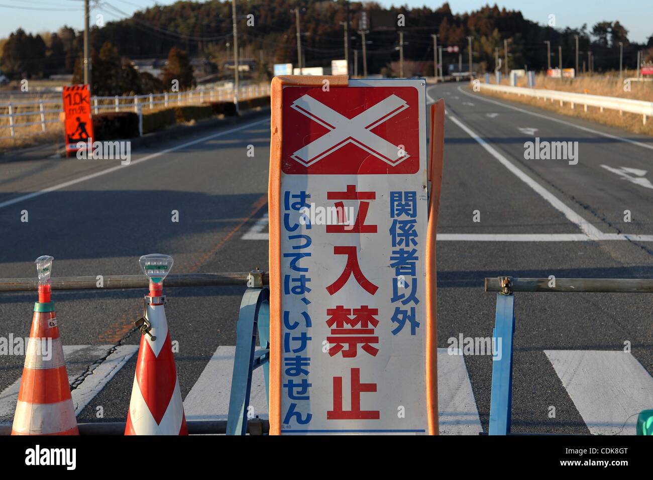 Il 12 marzo, 2011 - Fukushima, Giappone - La strada dietro 10 km di Fukushima centrale nucleare di impianti di generazione è bloccato a Fukushima, Giappone. Il raggio di 10km circa le piante sono chiuse come la grandezza 8.8 terremoto che ha colpito il nord del Giappone e non vi è stata una esplosione della centrale nucleare e le pareti di Foto Stock