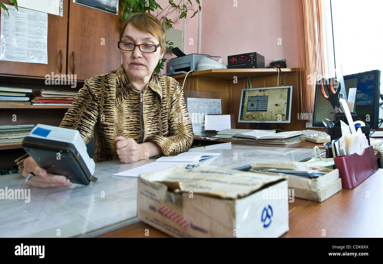 La Russia. Controllo Radiazioni Yuzhno-Sakhalinsk nella città di isola di Sakhalin causato da Fukushima Centrale Nucleare esplosione in Giappone.Nella foto: una donna in ufficio è la misurazione con radiazione dosimetro il livello di contaminazione nella città Yuzhno-Sakhalinsk - il più vicino territorio russo per il Giappone. Foto Stock