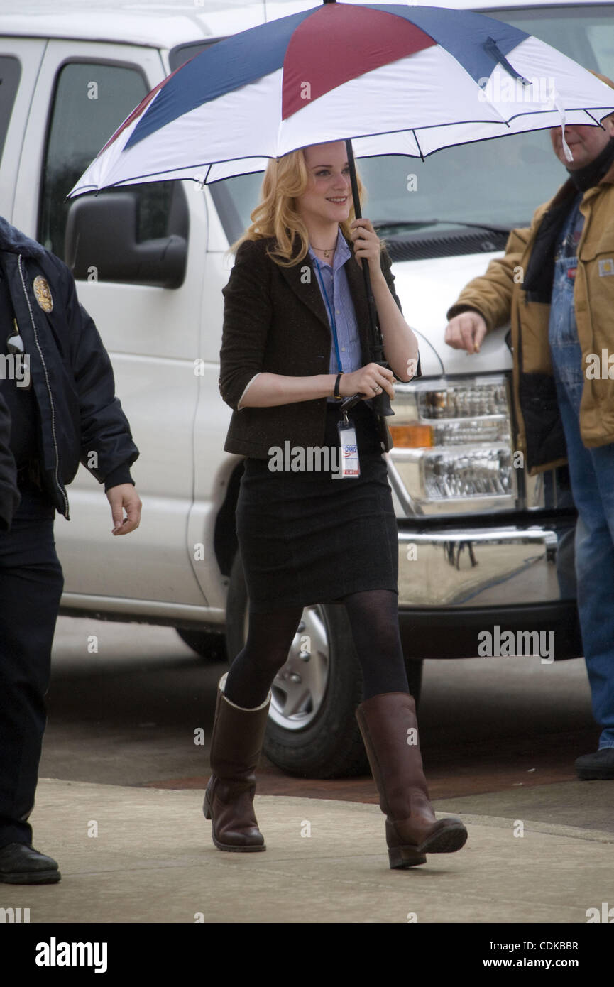 Mar 15, 2011 - Ann Arbor, Michigan, Stati Uniti - attrice Evan Rachel Wood cerca di coprire dalla pioggia durante una pausa dalle riprese ''l'idi di marzo'' nel centro cittadino di Ann Arbor, Michigan, il 15 marzo 2011. Il legno è la riproduzione di ''Molly Stearns'' ed è co-protagonista al fianco di George Clooney, (anche dirigere) Foto Stock