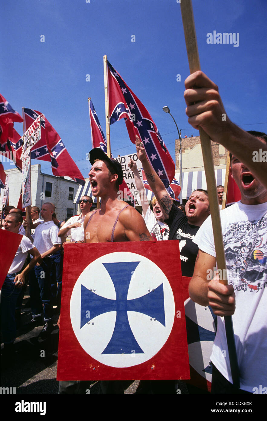 Mar 15, 2011 - Gainesville, GA, Stati Uniti d'America - supremazia bianca i membri del partito rally a Gainesville, GA protestando neri, ispanici e altri non bianchi spostando lo stato. (Credito Immagine: © Robin Nelson/ZUMAPRESS.com) Foto Stock