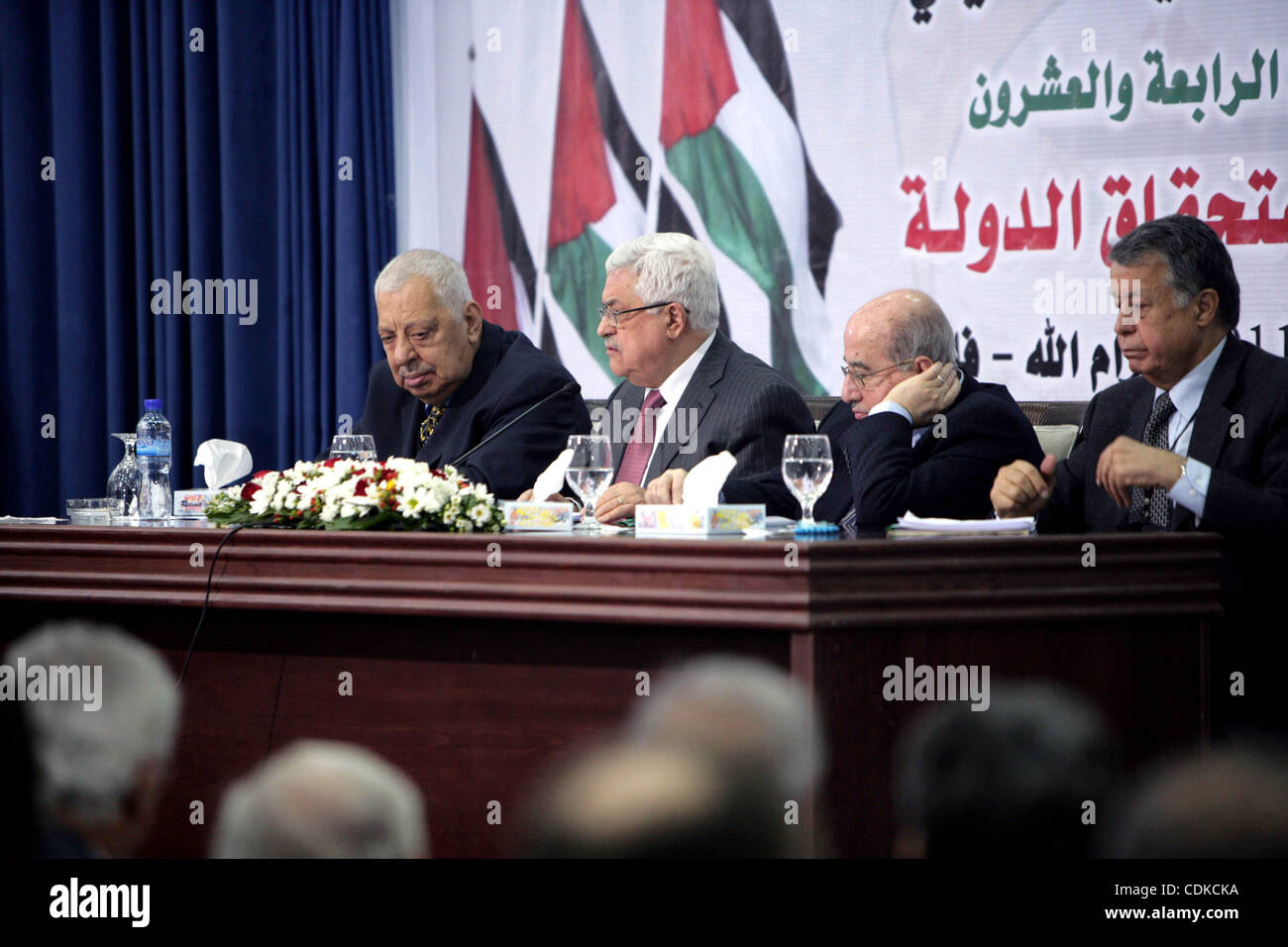 Il presidente palestinese Mahmoud Abbas parla durante un incontro di organizzazione per la liberazione della Palestina il Consiglio centrale nella West Bank città di Ramallah Marzo 16, 2011. Abbas il mercoledì ha detto che è pronta per andare alla Striscia di Gaza nella traduzione di pubblico desiderio di fine diviso tra Gaza e la Cisgiordania Ph Foto Stock