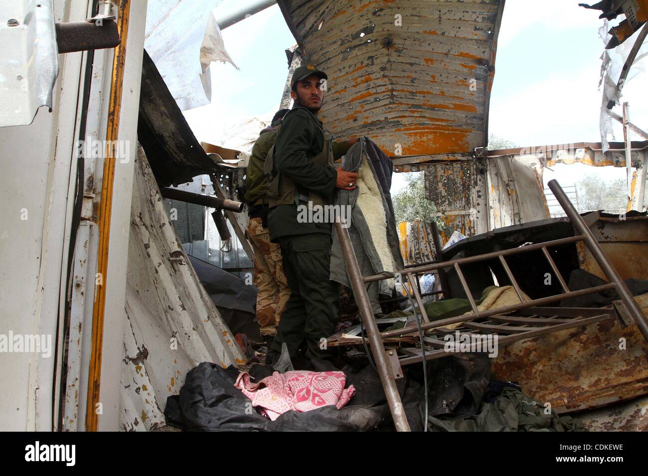 Mar 18, 2011 - Gaza City, nella Striscia di Gaza - un elemento di palestinesi di Hamas alle forze di sicurezza sondaggi di scena dopo israeliani sulla striscia di Gaza. Sciopero israeliano sulla striscia di Gaza feriti cinque Hamas di addetti alla sicurezza e un ragazzo il sabato dopo militanti hanno lanciato bombe di mortaio in Israele, leggermente i Foto Stock