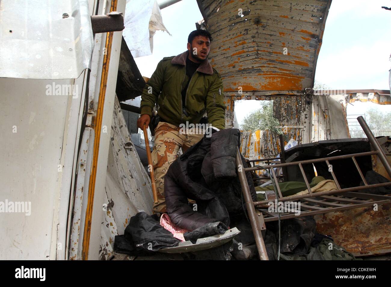 Mar 18, 2011 - Gaza City, nella Striscia di Gaza - un elemento di palestinesi di Hamas alle forze di sicurezza sondaggi di scena dopo israeliani sulla striscia di Gaza . Israeliani sulla striscia di Gaza feriti cinque Hamas di addetti alla sicurezza e un ragazzo il sabato dopo militanti hanno lanciato bombe di mortaio in Israele, leggermente Foto Stock