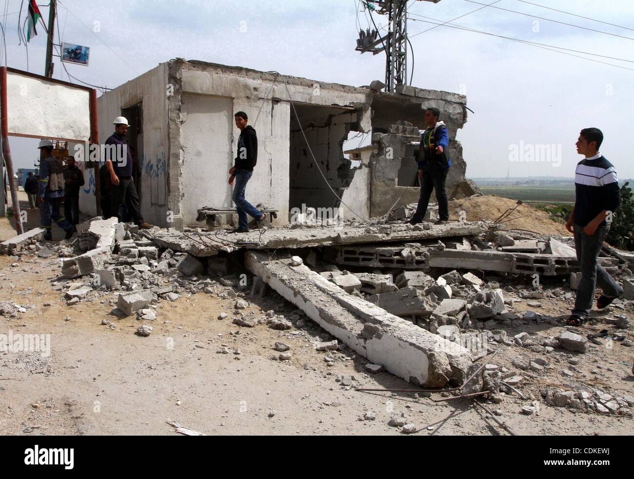 Mar 18, 2011 - Gaza City, nella Striscia di Gaza - palestinesi guarda i danni dopo israeliani sulla striscia di Gaza. Israeliani sulla striscia di Gaza feriti cinque Hamas di addetti alla sicurezza e un ragazzo il sabato dopo militanti hanno lanciato bombe di mortaio in Israele, leggermente il ferimento di due persone a Gaza i medici e i Foto Stock