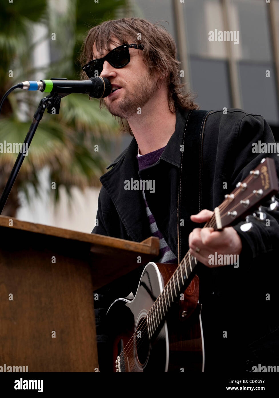 Mar.19, 2011 - Hollywood, California, Stati Uniti d'America - CHRIS SHIFLETT dei Foo Fighters suona presso un anti-war rally organizzato da una coalizione di gruppi progressive dalla maggiore area di Los Angeles. Foto Stock