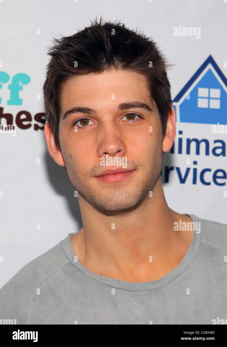 Mar 19, 2011 - Los Angeles, California, Stati Uniti - Casey Deidrick. ''St. Pawtrick giorno dell' -Un verde adozione caso presentato da LA Animal Services presso East Valley Animal Shelter, Los Angeles,CA. Marzo 19 - 2011.(Immagine di credito: Â© TLeopold/Globe foto/ZUMAPRESS.com) Foto Stock