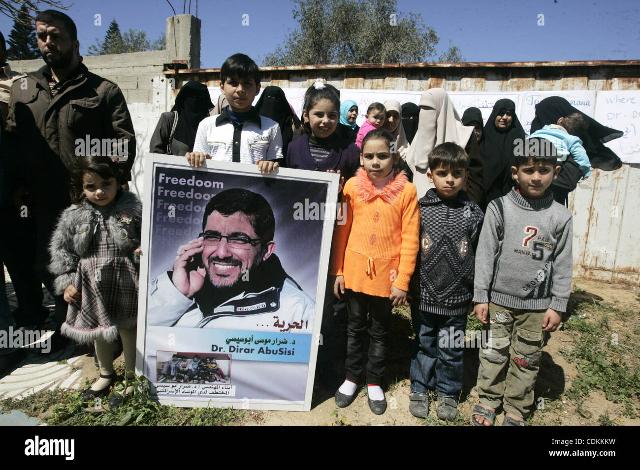 Collaboratori e membri della famiglia di palestinesi ingegnere rapito Derar Abu Sissi tenere la sua foto durante la protesta per chiedere il suo rilascio nella Striscia di Gaza marzo 22,2011. Derar Abu sissi è stato rapito dagli uomini del Mossad in Ukrania il 18 feb 2011. Photoby Majid Fathi. Foto Stock