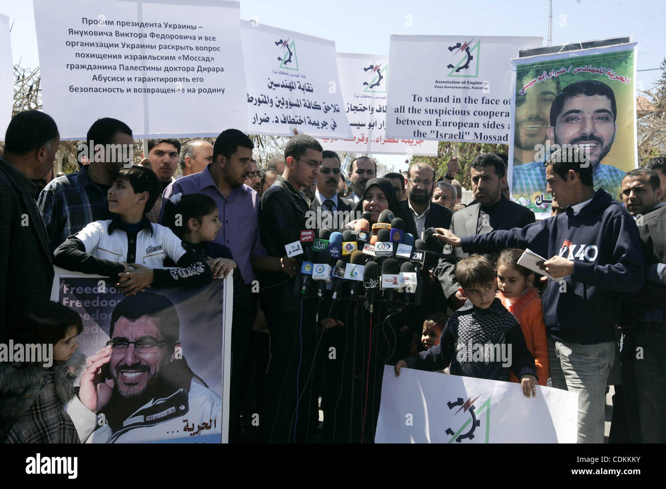 Collaboratori e membri della famiglia di palestinesi ingegnere rapito Derar Abu Sissi tenere la sua foto durante la protesta per chiedere il suo rilascio nella Striscia di Gaza marzo 22,2011. Derar Abu sissi è stato rapito dagli uomini del Mossad in Ukrania il 18 feb 2011. Photoby Majid Fathi. Foto Stock