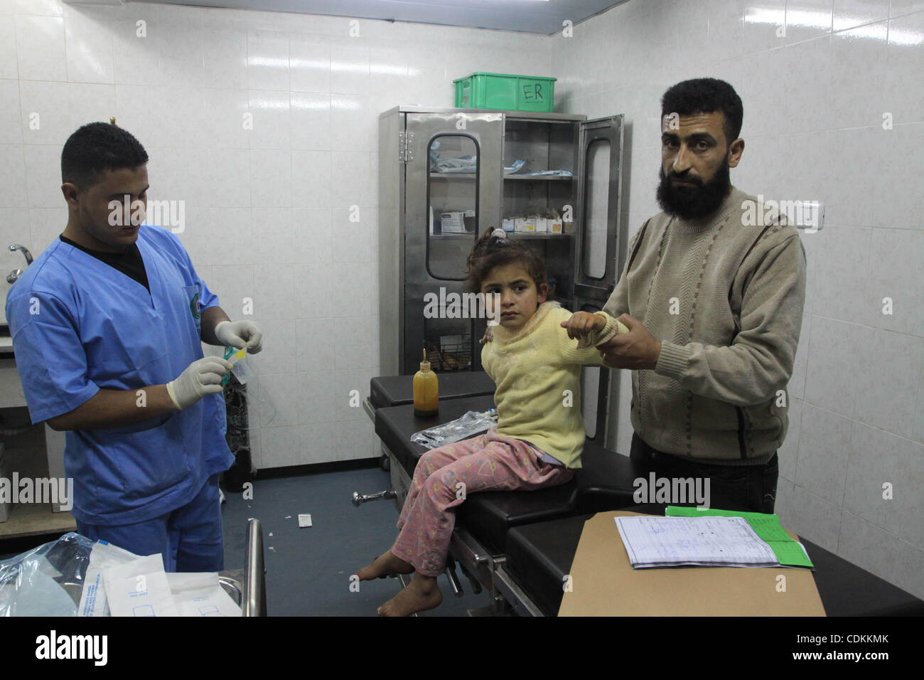 Un ferito Ragazza palestinese riceve il trattamento in al-Shefa ospedale israeliano dopo incursioni aeree colpito Gaza e ha provocato numerose vittime di Gaza City.22 marzo 2011.Phot da Naaman Omar. Foto Stock