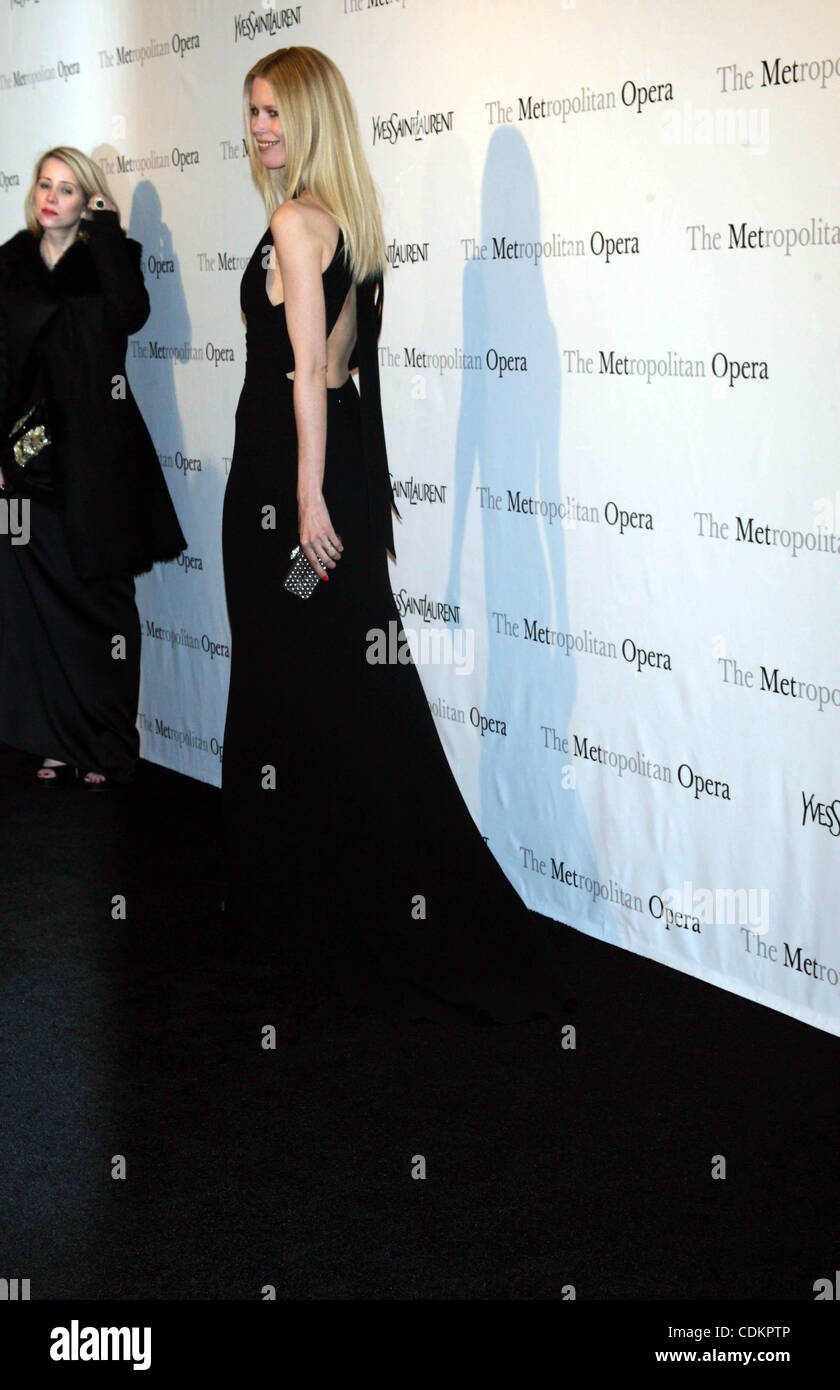 Mar 24, 2011 - New York New York, Stati Uniti - CLAUDIA SCHIFFER arriva per il Metropolitan Opera's Premiere di ''Le Comte Ory'' al Metropolitan Opera House di New York il 24 marzo 2011.(Immagine di credito: © Sharon Neetles/Globe foto/ZUMAPRESS.com) Foto Stock