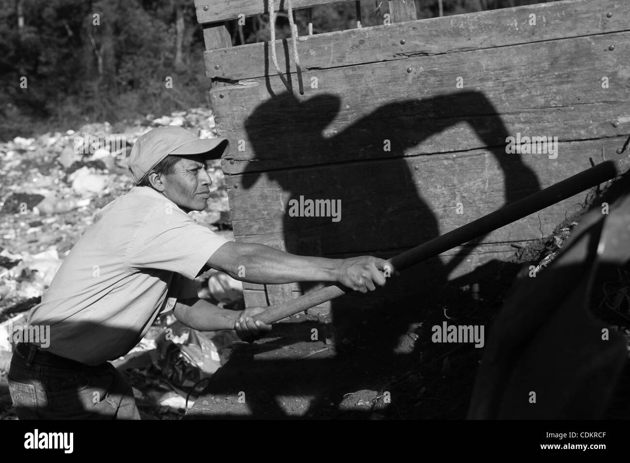 Mar 25, 2011 - Antigua, Guatemala - Lavoratori lo scarico dei rifiuti in discarica Alotenango. Le famiglie che vivono e lavorano nel dump Alotenango ordinare attraverso e raccogli immondizia come bottiglie di plastica e metalli che possono poi rivendere. (Credito Immagine: © Nicolaus Czarnecki/ZUMApress.com) Foto Stock