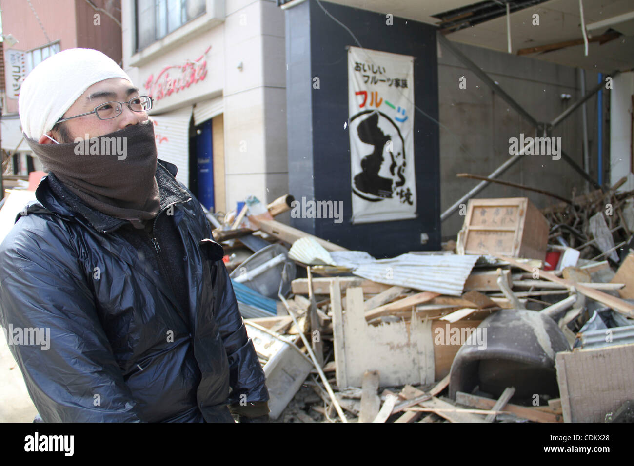 Marzo 27, 2011 - Kesennuma City, Miyagi, Giappone - Città tenta di raggruppare due settimane dopo il devastante tsunami. Yosuke Saito, 36, dice che prima dello tsunami egli avrebbe preso alcuna opportunità di lasciare. Ora tutto ciò che vuole è quello di restare e di ricostruzione. Egli era un istruttore di chitarra a Los Angeles ma spostato a casa Foto Stock