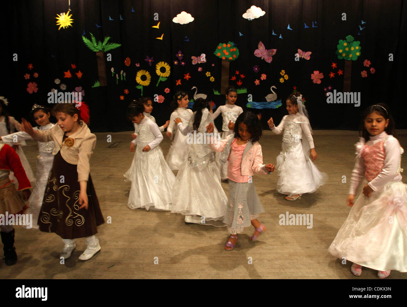 Bambini palestinesi ballare durante un divertente celebrazione organizzata dall'UNRWA a teatro Shawwa di Gaza City su marzo 28,2011.. Foto di Ashraf Amra Foto Stock