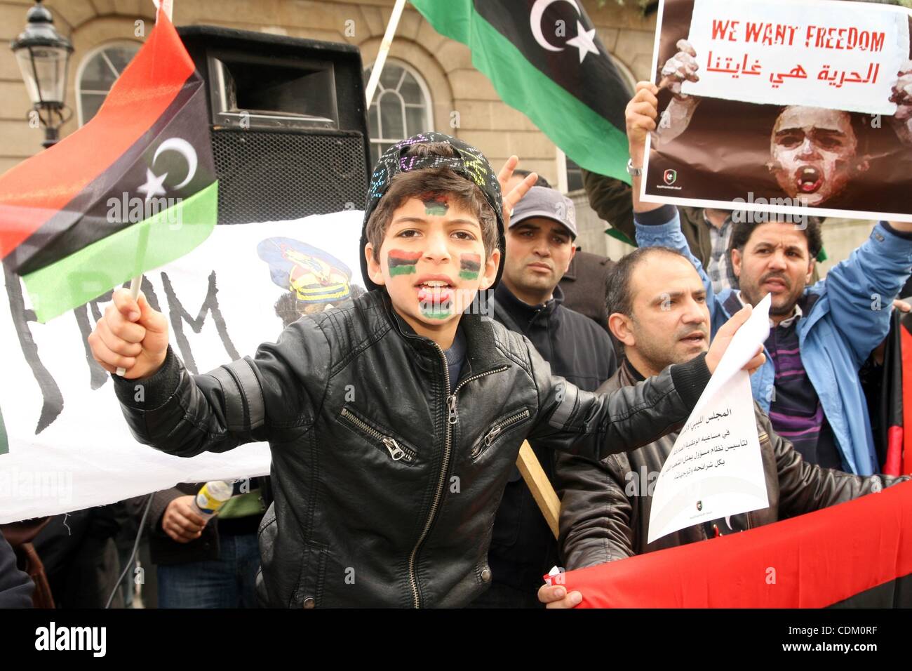 Mar 29, 2011 - Londra, Inghilterra, Regno Unito - Anti Gheddafi manifestanti al di fuori di Downing Street sostenere il bombardamento della Libia con le forze di coalizione come il Ministro degli esteri britannico Hague tiene una conferenza incontro di tutte le parti coinvolte. Tra i partecipanti figurano il Segretario Generale delle Nazioni Unite la luna, Foto Stock