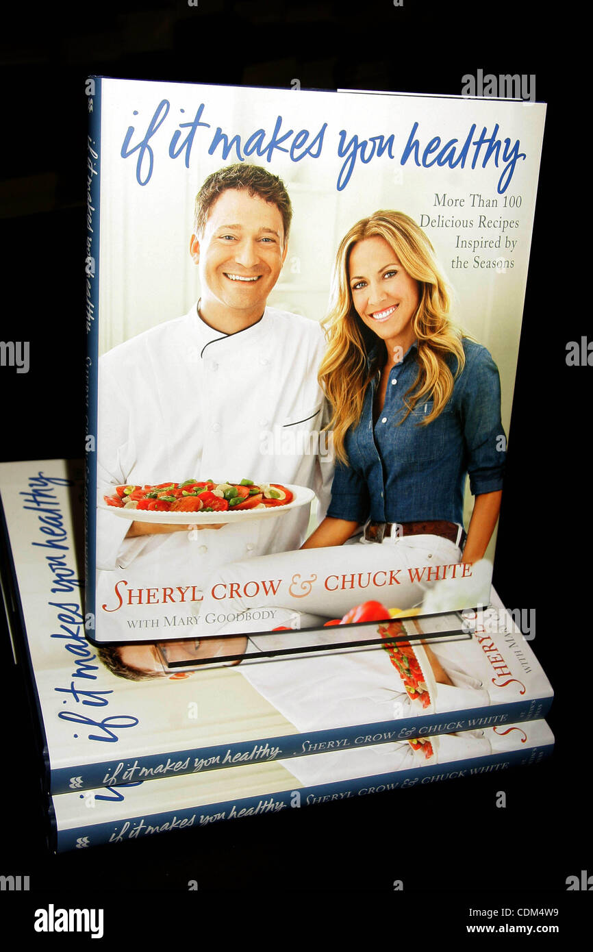 Mar 30, 2011 - Hollywood, California, Stati Uniti - Ho15391CHW .Sheryl Crow e Chuck White firmare copie del loro nuovo libro ''se ti fa sano'' .Barnes & Noble Bookstore al Grove, Los Angeles, CA.03/30/2011 .Sheryl Crow e CHUCK WHITE libro firma . 2011(Immagine di credito: Â© Clinton Wallace/Globe Foto Stock