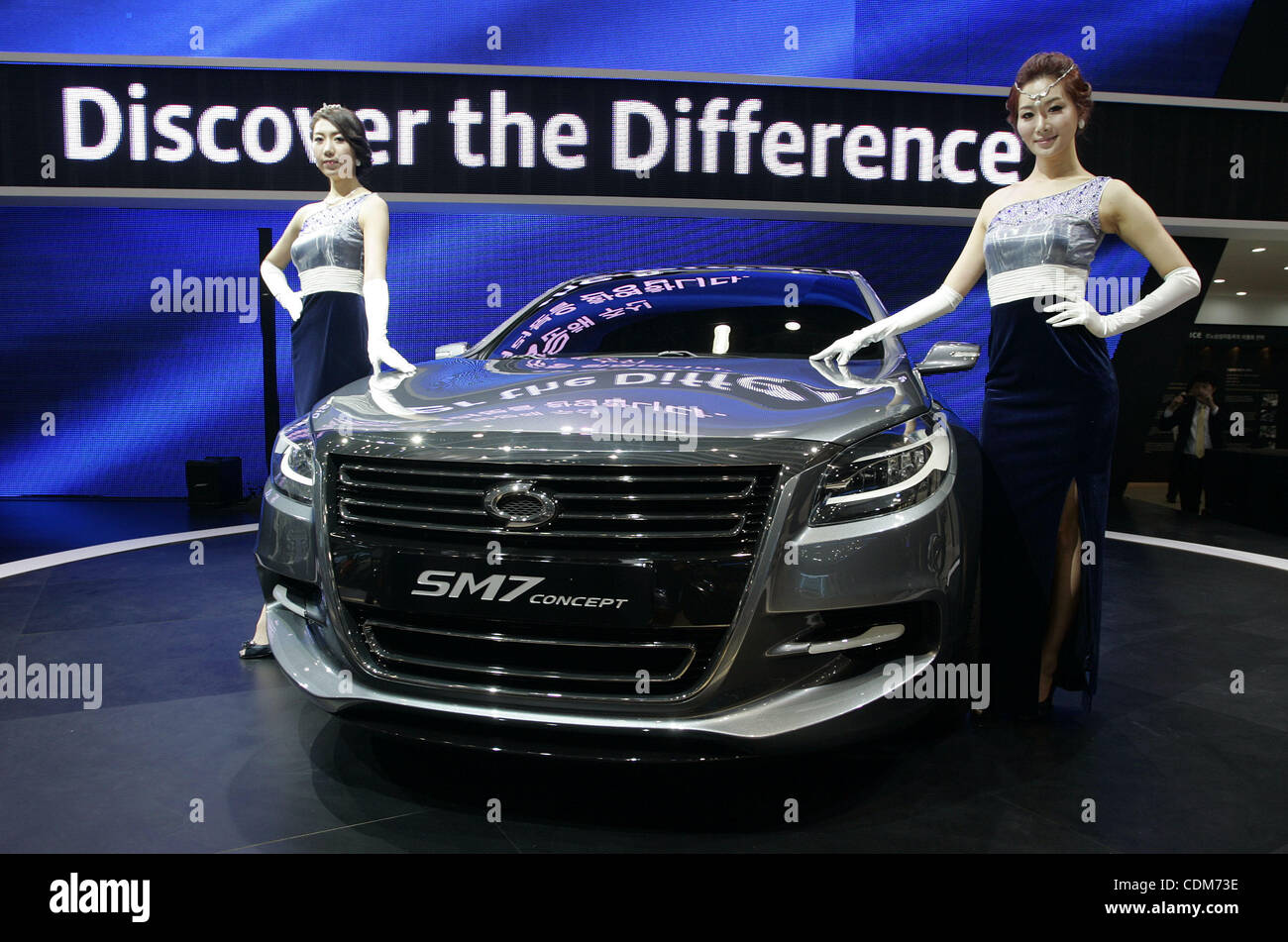 1 apr 2011 - Goyang, Corea del Sud - Renault Samsung Motors Co. La nuova SM7 il concetto di lusso berlina è visualizzato durante il giorno in pubblico in occasione del Salone di Seoul in Goyang. (Credito Immagine: &#169; Dong-Min Jang/ZUMAPRESS.com) Foto Stock