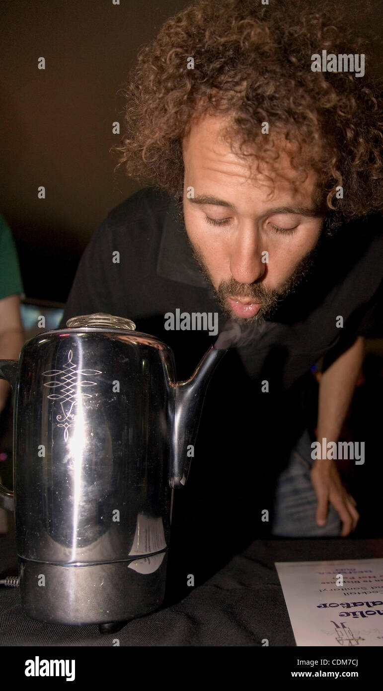 Apr.1, 2011 - San Francisco, California, Stati Uniti d'America - Jason Naumoff prende un colpo off una caffettiera ri-progettato per essere un gin vaporizzatore al 2011 BarBot, di un calcio di inizio evento annuale di Robo giochi, il più grande del mondo di aperta concorrenza robot che si terrà più avanti nel corso di questo mese a San Mateo, CA. Foto Stock