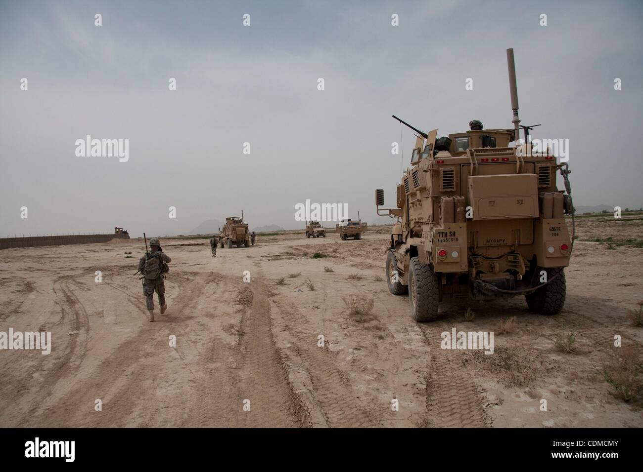 Apr 05, 2011 - Kandahar, Afghanistan - MILITARI USA MRAP (miniera resistente imboscata protetto) veicoli manovrare vicino a inoltrare una base operativa Tarnak nel distretto di Dand. Dand distretto ha solo lo scorso anno è stato si alzò in piedi come un nuovo distretto ufficialmente riconosciuta dal governo centrale a Kabul, la sua posizione j Foto Stock