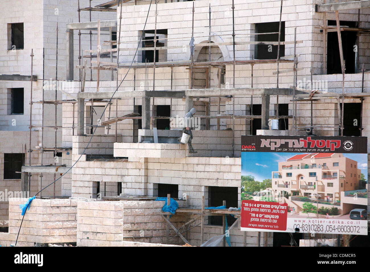 Gli operai lavorano nell'insediamento ebraico di Pisgat Zeev a Gerusalemme Est, Martedì, 5 aprile 2011. Un gruppo di eminenti israeliani è presentare un informale pace nuova proposta, sperando di respirare la vita in stallo i colloqui di pace con i palestinesi. In questa proposta la creazione di uno Stato palestinese dovrebbe inglobare Gaz Foto Stock