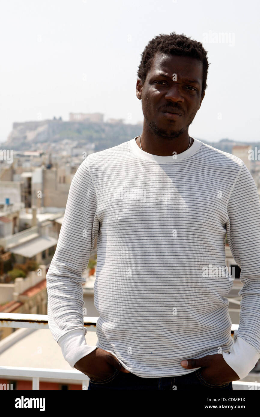 Aprile 5, 2011 - Athens, Grecia - attrice francese SALOMÉ BLECHMANS, star del film "ONOMA" e con Acropoli in background al dodicesimo Francophone Film Festival. (Credito Immagine: © Aristidis Vafeiadakis/ZUMAPRESS.com) Foto Stock