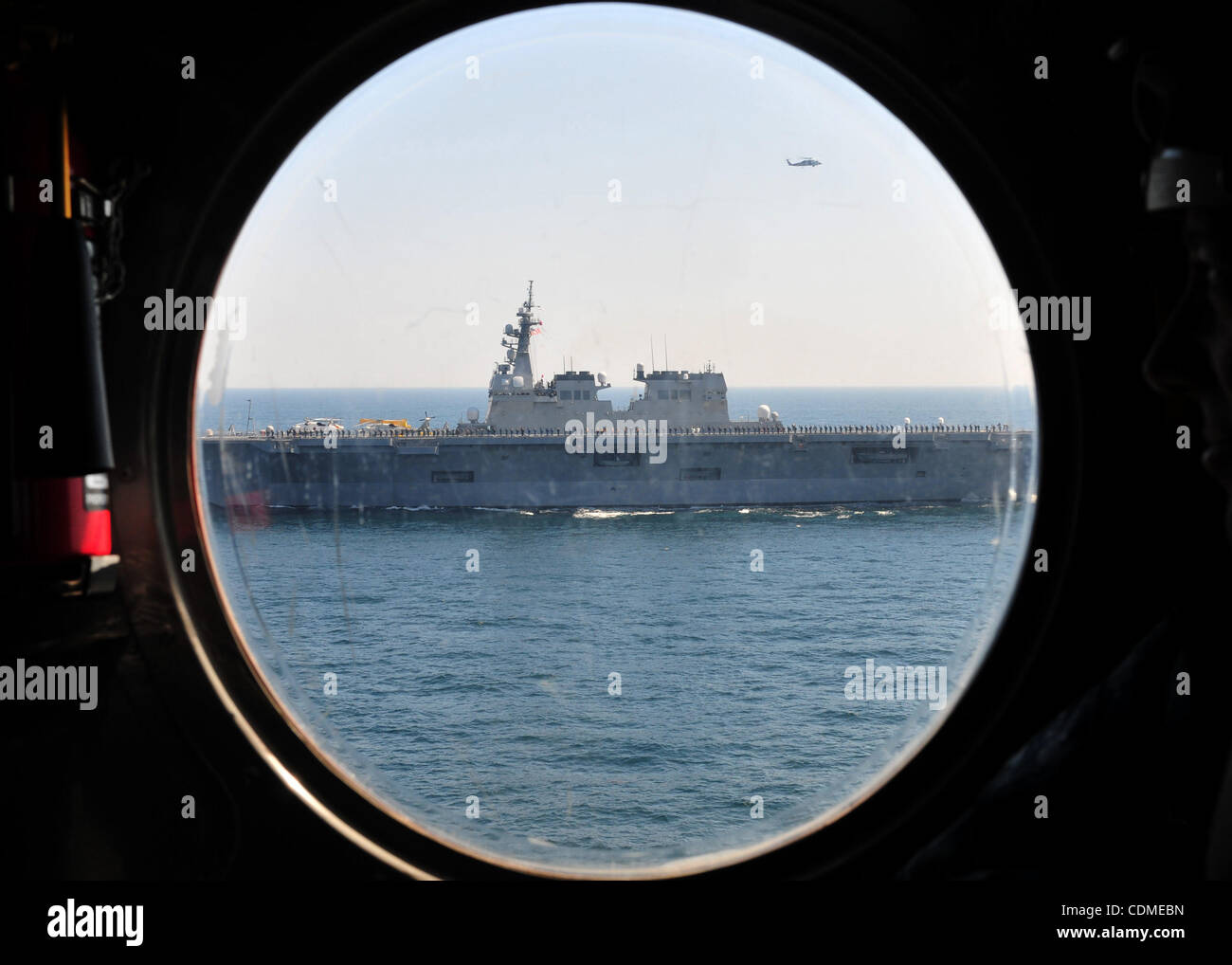 Aprile 6, 2011 - Giappone - In questa dispensa foto rilasciata dalla U.S. Navy adottate il 6 aprile 2011 all'Oceano Pacifico, il Giappone marittimo Forza di Autodifesa nave JS Hyuga (DDH 181) vapori in formazione con il distribuita Amphibious Assault nave USS Essex (LHD 2). Essex, con l'avviato 31 Marin Foto Stock