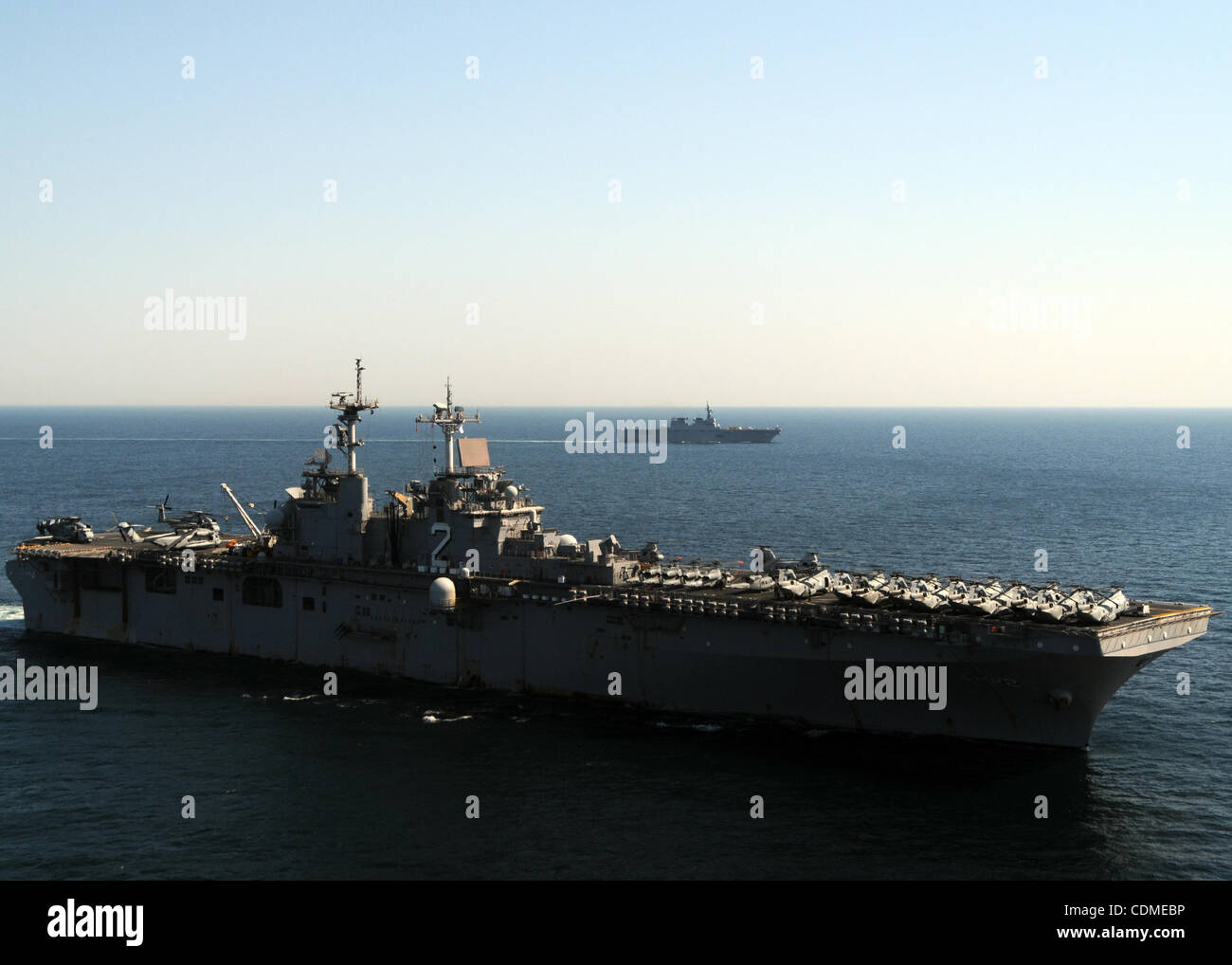 Aprile 6, 2011 - Giappone - In questa dispensa foto rilasciata dalla U.S. Navy adottate il 6 aprile 2011 all'Oceano Pacifico, il distribuita Amphibious Assault nave USS Essex (LHD 2) vapori in formazione con la Japan Maritime Self Defence Force nave JS Hyuga (DDH 181). Essex, con l'avviato 31 Marin Foto Stock