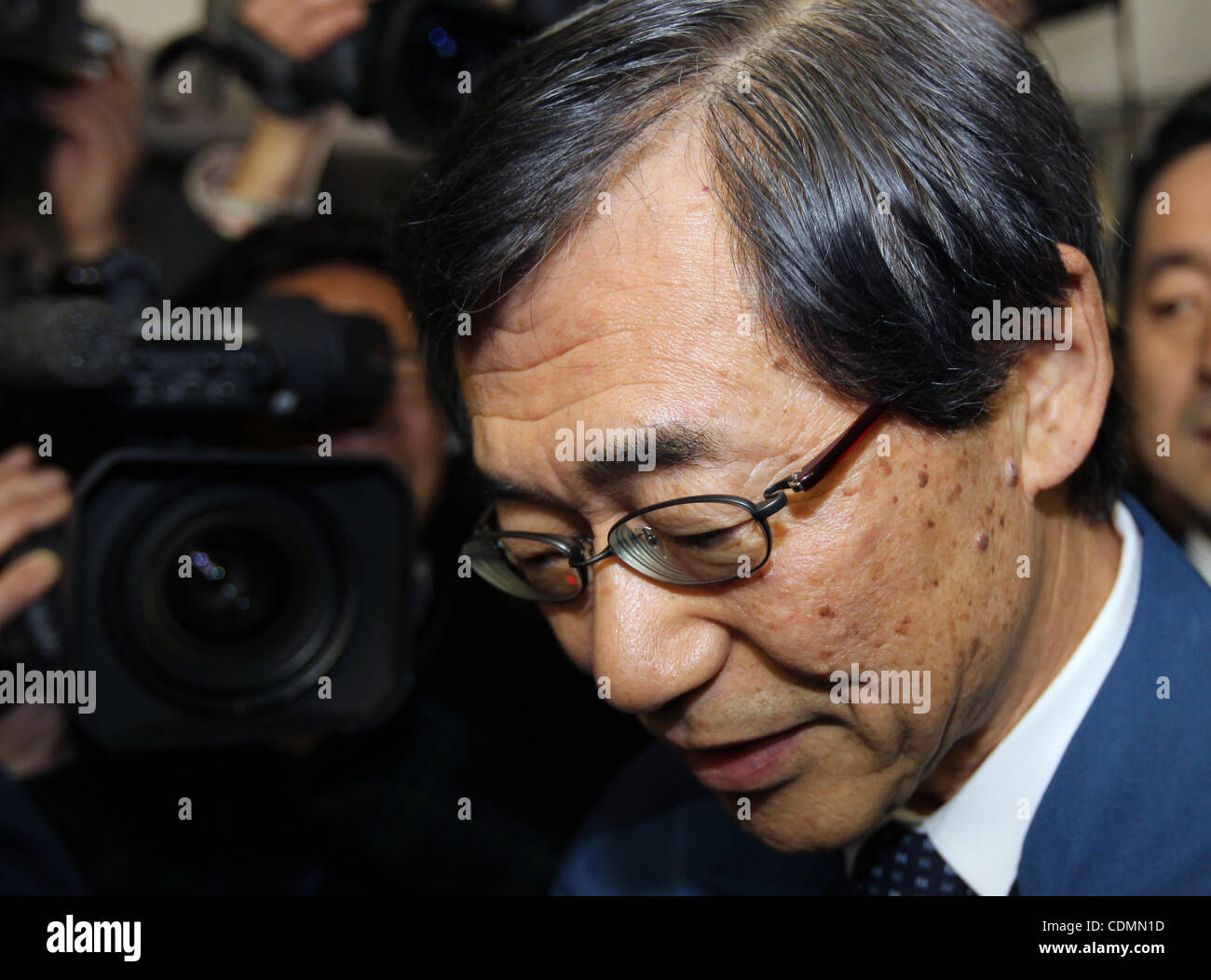 Apr. 11, 2011 - Fukushima, Giappone - MASATAKA SHIMIZU, Presidente della Tokyo Electric Power Company (TEPCO) offre un minuto di silenzio per le vittime del terremoto a Fukushima Prefectural Goverment a Fukushima, Giappone. È la sua prima visita a Fukushima Prefettura dopo il terremoto Foto Stock