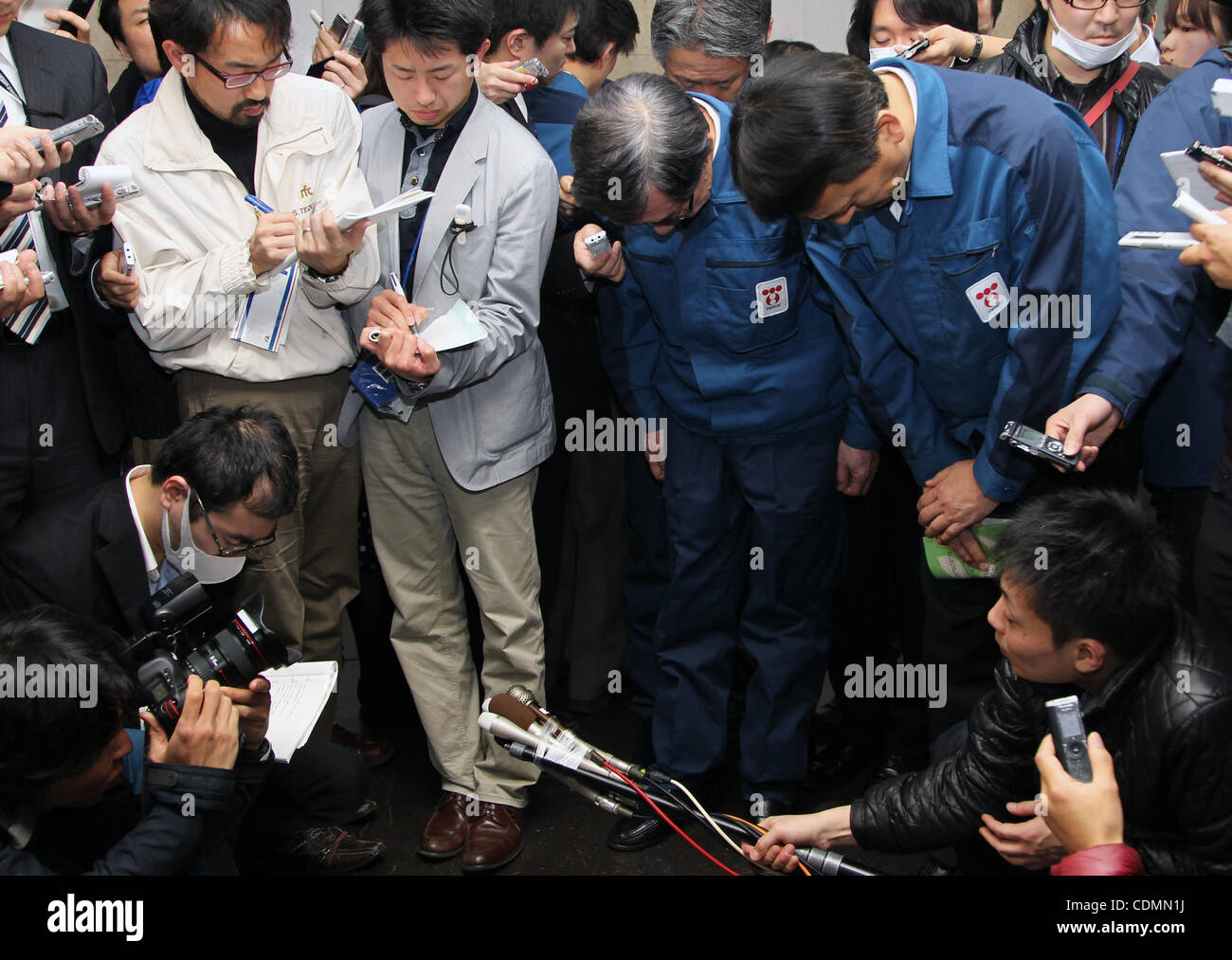 Apr. 11, 2011 - Fukushima, Giappone - MASATAKA SHIMIZU, Presidente della Tokyo Electric Power Company (TEPCO) offre un minuto di silenzio per le vittime del terremoto a Fukushima Prefectural Goverment a Fukushima, Giappone. È la sua prima visita a Fukushima Prefettura dopo il terremoto Foto Stock
