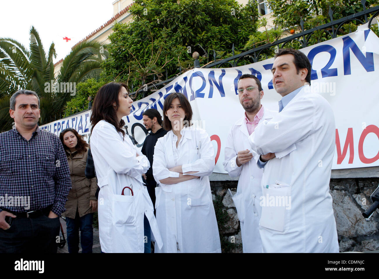 Apr. 11, 2011 - Athens, Grecia - Medici e personale infermieristico protesta al di fuori degli ospedali. L amministrazione e i dipendenti di due grandi ospedali di Atene, Areteio e Aiginitio, hanno deciso di chiudere a causa della mancanza di finanziamenti da parte del governo. (Credito Immagine: © Aristidis Vafeiadakis/ZUM Foto Stock