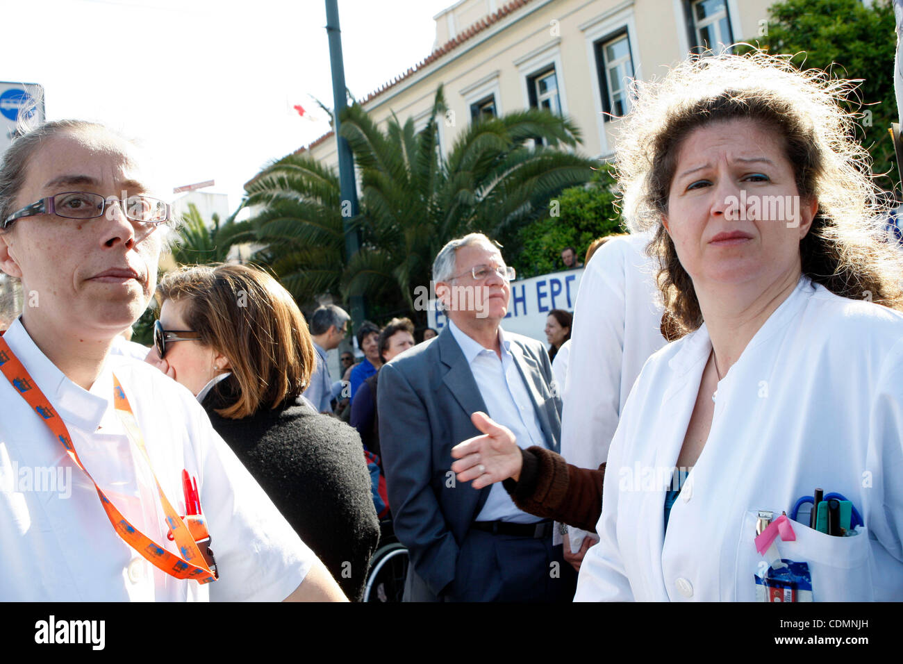 Apr. 11, 2011 - Athens, Grecia - Medici e personale infermieristico protesta al di fuori degli ospedali. L amministrazione e i dipendenti di due grandi ospedali di Atene, Areteio e Aiginitio, hanno deciso di chiudere a causa della mancanza di finanziamenti da parte del governo. (Credito Immagine: © Aristidis Vafeiadakis/ZUM Foto Stock