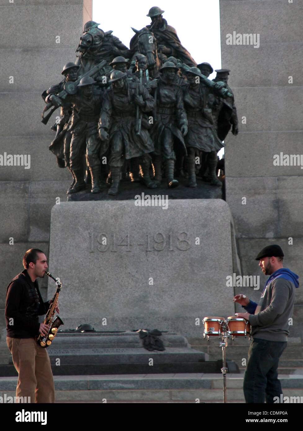 12 apr 2011 - Ottawa, Ontario, Canada - artisti di strada inceppamenti nella parte anteriore del National War Memorial godendo della stagione primaverile di Ottawa. (Credito Immagine: © Kamal Sellehuddin/ZUMAPRESS.com) Foto Stock