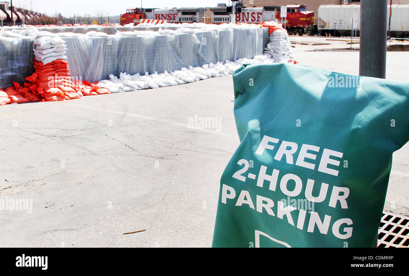 Gli equipaggi con il Davenport opere pubbliche sono state occupate pila dei sacchi di sabbia sulla parte superiore di un argine temporaneo un muro costruito sul Fiume guidare nel centro cittadino di Davenport, Iowa mercoledì 13 aprile, 2011. Il fiume Mississippi era al 16,8 piedi al Rock Island, Illinois stazione di monitoraggio. Stadio di inondazione è di 15 piedi. Il fiume è in avanti Foto Stock