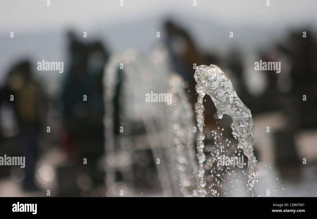 Musulmani del Kashmir a piedi vicino alla fontana del Nishat Giardino Mughal dopo che esso è stato gettato aperto al pubblico in occasione del festival Baisakhi in Srinagar, la capitale estiva del Kashmir indiano, il 14 aprile 2011. Nishat che si trova sulla riva orientale del Lago Dal in stato himalayano è tra un g Foto Stock