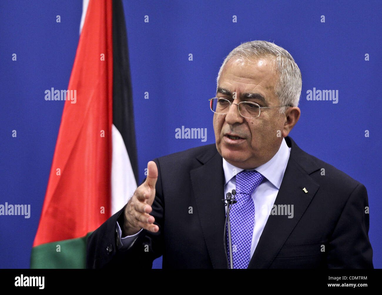 Palestinesi il ministro del Pime, Salam Fayyad parla durante una conferenza stampa sui risultati della riunione AHLC in Cisgiordania città di Ramallah il 14 aprile 2011. Foto di Mustafa Abu Dayeh Foto Stock