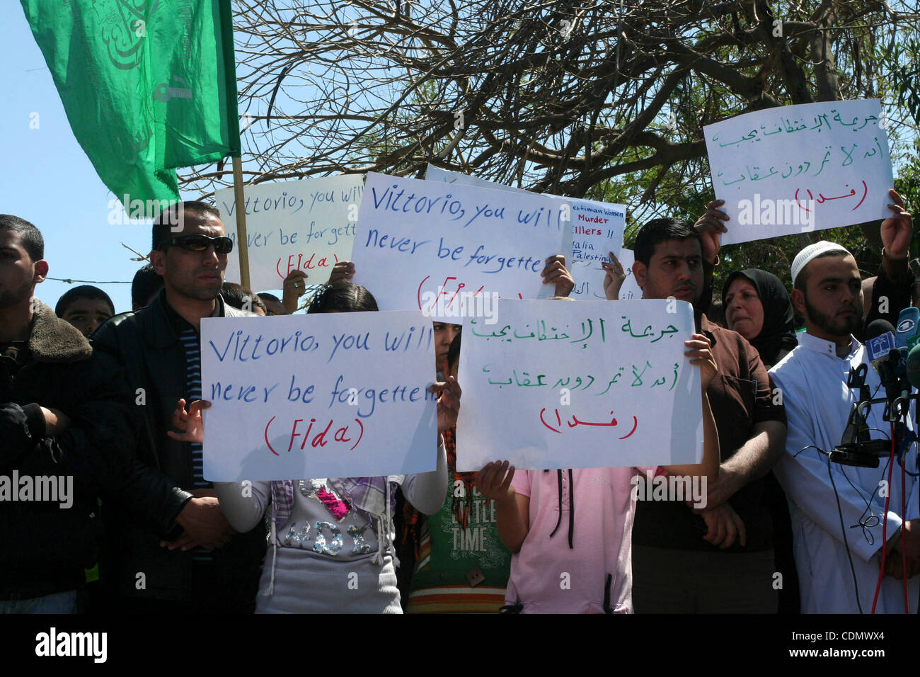 Apr. 15, 2011 - Gaza City, nella Striscia di Gaza - palestinesi protestare contro il rapimento e l uccisione di un Italiano attivista per i diritti umani da parte di un gruppo di Salafist di islamisti radicali. La solidarietà internazionale elemento di movimento Vittorio Arrigoni, 36, è stato rapito il 14 aprile da un precedentemente sconosciuto Salafist group che p Foto Stock