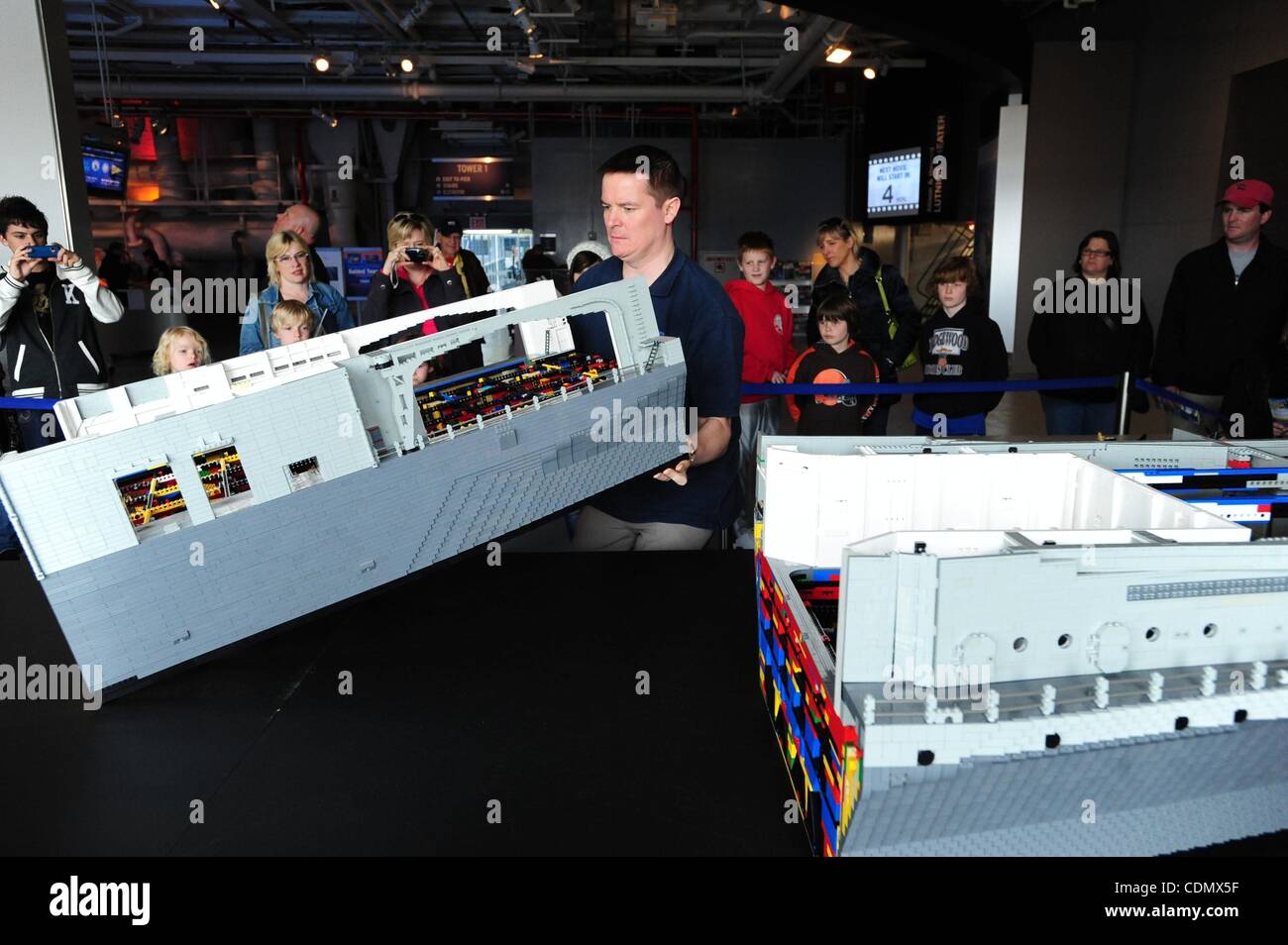 Apr. 15, 2011 - Manhattan, New York, Stati Uniti - Artista ED DIMENT di Portsmouth, Inghilterra, assembla un modello USS Intrepid fuori dei mattoncini LEGO alla Intrepid Sea, Air & Space Museum. Il modello è scalato a 1:40 su una lunghezza di 22 piedi, 4 1/2 piedi alto, pesa 550 libbre ed è composta da 250.000 mattoncini LEGO Foto Stock