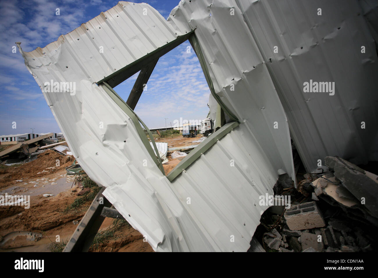 Un'immagine mostra i danni dopo che le truppe israeliane entrato nella Striscia di Gaza in breve il 21 aprile 2011 e demolito diversi edifici che il militare ha detto sono stati utilizzati da 'organizzazioni terroristiche.' palestinesi detto gli edifici erano i magazzini che detengono merci che erano stati trasferiti a Gaza via Foto Stock