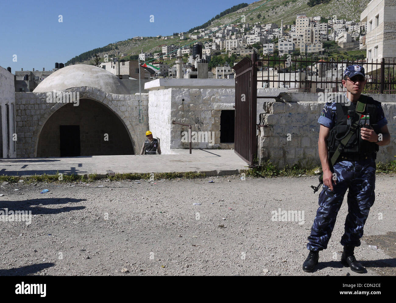 Apr 24, 2011 - Nablus, West Bank - membri della polizia palestinese bloccare la porta di 'Giuseppe Tomba dell' a Nablus, West Bank 24 aprile 2011. Ben-Yosef Livnat, 25 anni padre di quattro figli da Gerusalemme e nipote di Israele la sport e ministro della cultura Limor Livnat è stato ucciso e altri quattro injur Foto Stock