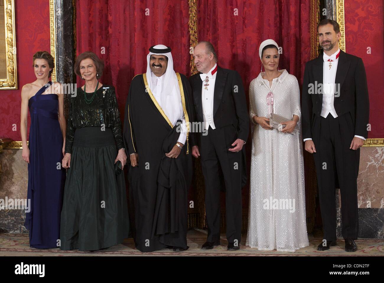 Apr. 25, 2011 - Madrid, Madrid, Spagna - Spagnolo il Re Juan Carlos e la Regina Sofia, il Principe Felipe e la principessa Letizia partecipare alla Cena di Gala con l'Emiro dello Stato del Qatar Sheikh Hamad bin Khalifa Al-Thani e sua moglie Sheikha Moza bint Nasser per pranzo presso il Palacio Real di Madrid (credito Immagine: © J Foto Stock