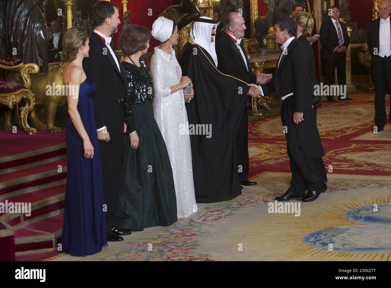 Apr. 25, 2011 - Madrid, Madrid, Spagna - Spagnolo il Re Juan Carlos e la Regina Sofia, il Principe Felipe e la principessa Letizia partecipare alla Cena di Gala con l'Emiro dello Stato del Qatar Sheikh Hamad bin Khalifa Al-Thani e sua moglie Sheikha Moza bint Nasser per pranzo presso il Palacio Real di Madrid .Nella figura A Foto Stock