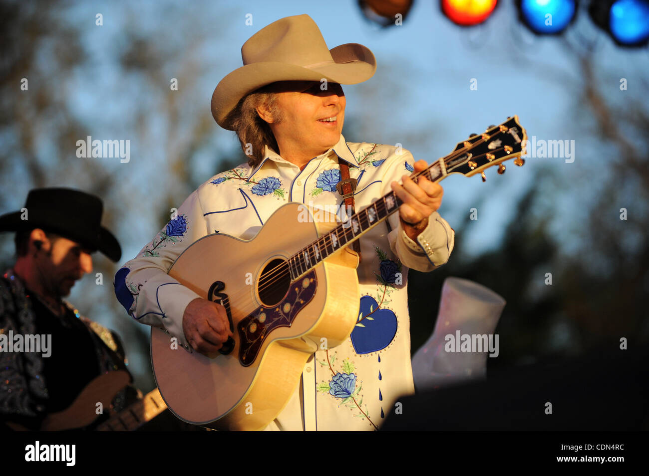 Dwight Yoakam esegue un concerto dal vivo al pubblico durante il 2011 Pozo Stampede presso il rustico di Pozo Saloon in Santa Margarita,CA. il 28 aprile 2011.(Immagine di credito: © Giovanni Pyle/Cal Sport Media/ZUMAPRESS.com) Foto Stock