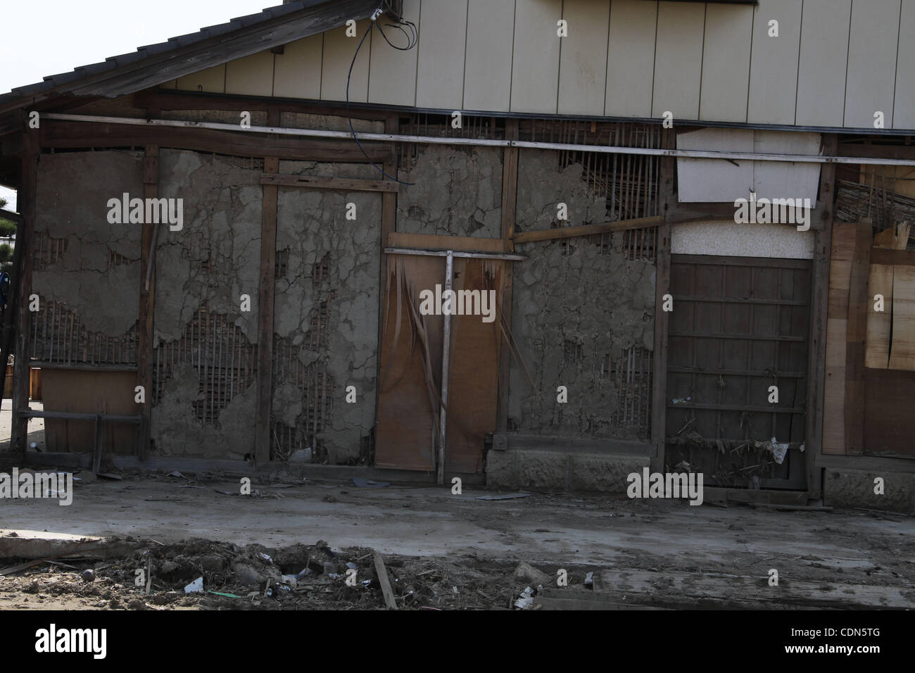 Maggio 04, 2011 - Natori, Miyagi, Giappone - Questo agriturismo ha avuto la sua parete esterna strappato dello tsunami. La maggior parte delle case della zona dovrà essere abbattuto come il danno è troppo esteso. (Credito Immagine: © Wesley guancia/ZUMAPRESS.com) Foto Stock