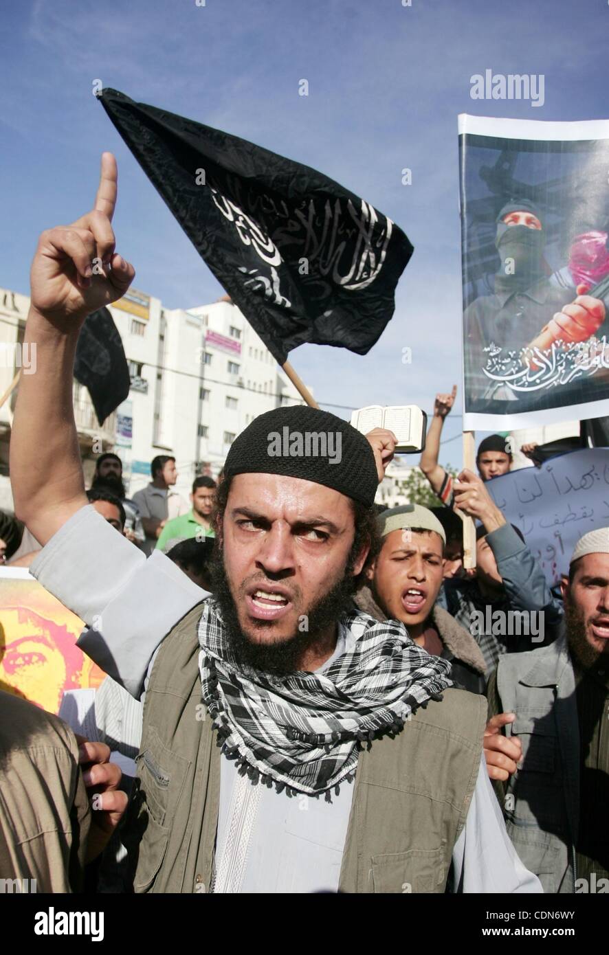 Salafist palestinese gruppi, che trasportano immagini di fine il capo di Al Qaeda Osama bin Laden, marzo a Gaza piazza centrale durante una manifestazione a denunciare l uccisione di bin Laden da parte delle forze statunitensi in Pakistan. Bin Laden è stato trovato e ucciso da noi commandos in una operazione di scarica il 2 maggio. Osama bin Laden w Foto Stock