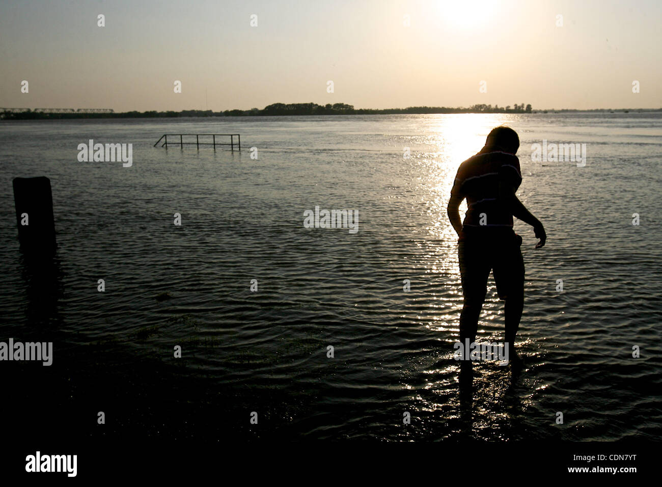 9 maggio 2011 - Memphis, Tennessee, Stati Uniti - DAVID McDONALD JR. riproduce in un invaso Riverside park come il fiume Mississippi crest al suo punto più alto di Memphis, Tennessee. Il fiume si prevede di raggiungere livelli record di martedì mattina nella zona di Memphis come oltre mille in tutta la zona hanno lasciato il loro Foto Stock