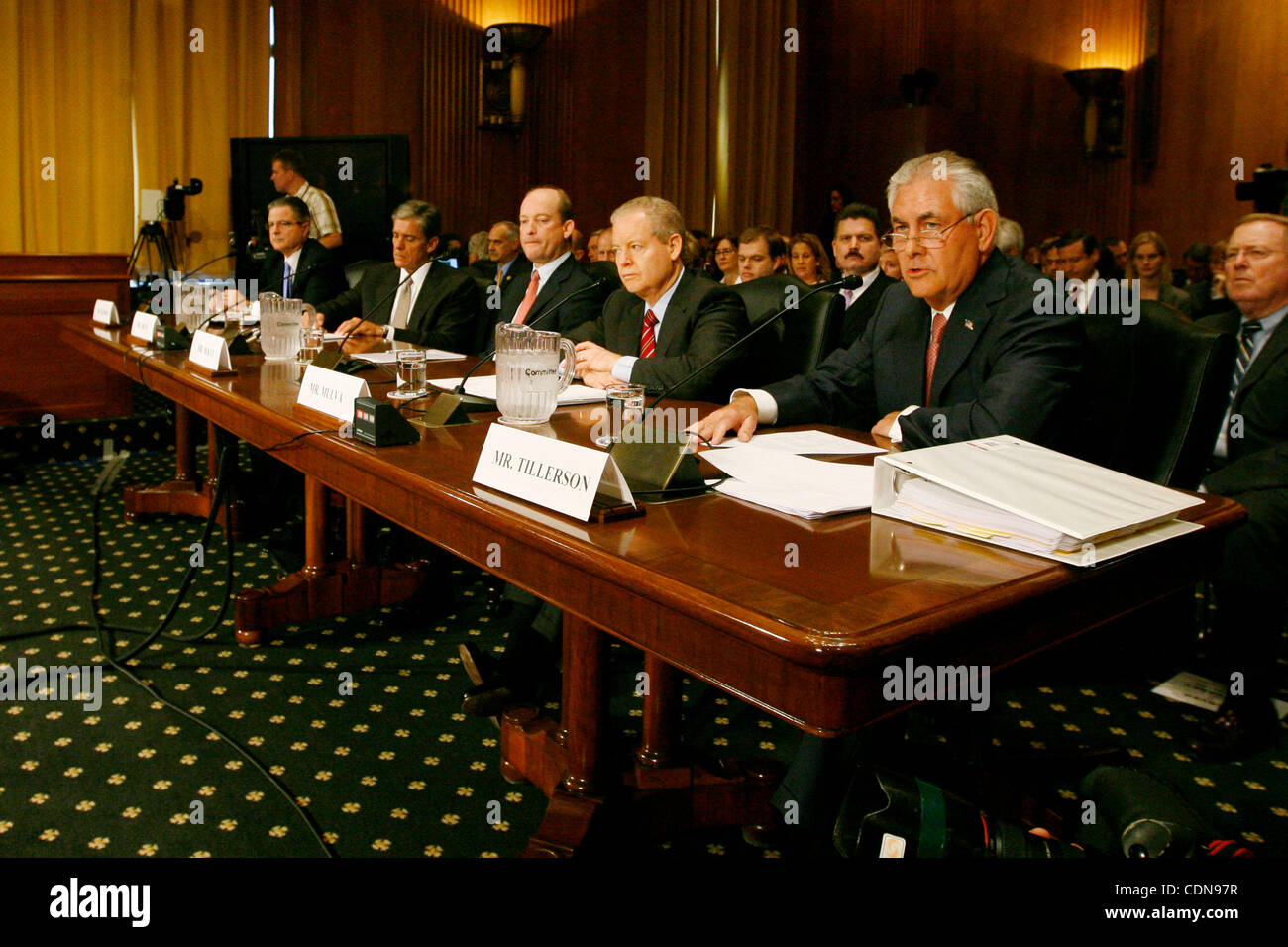 12 maggio 2011 - Washington D.C, U.S. - (R-L) Exxon Mobile CEO e presidente REX TILLERSON ConocoPhillips CEO e presidente JAMES MULVA, BP America Inc. Presidente e Presidente H. Lamar H. LAMAR MCKAY, Shell Oil U.S. Presidente MARVIN ODUM, e Chevron CEO e presidente John Watson testimoniare prima la Sena Foto Stock