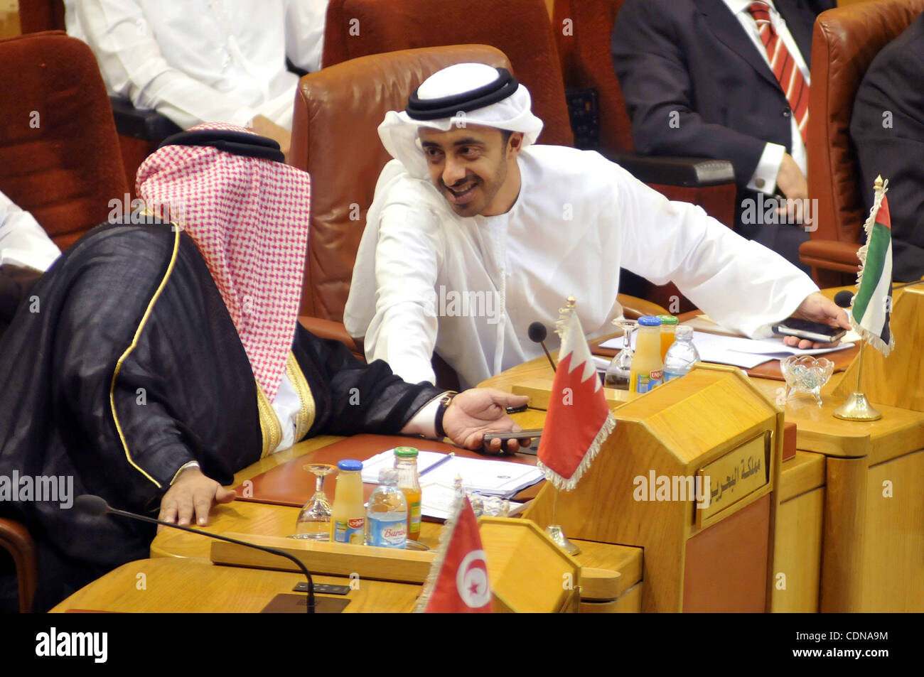 Al-Khalifa di Bahrain Sheikh Khaled Bin Ahmed e Sheikh Abdullah bin Zayed Al-Nahayan degli EMIRATI ARABI UNITI (2nd-R) durante una riunione per selezionare un nuovo segretario generale della Lega Araba presso l'istituzione presso la sede centrale al Cairo il 15 maggio 2011. Foto di Ahmed Asad Foto Stock