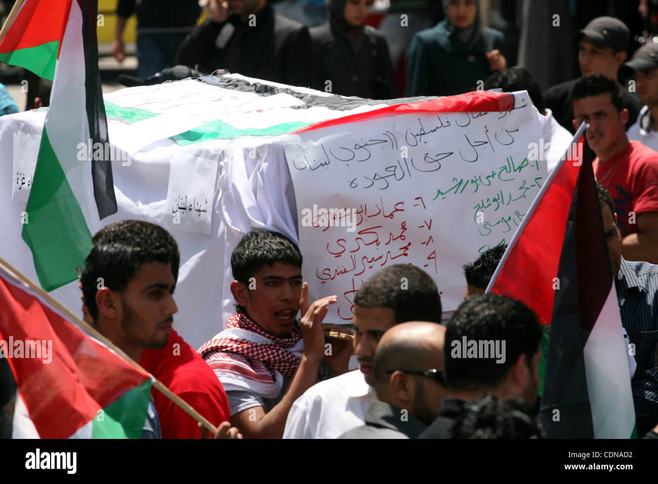 Palestinesi della Cisgiordania città di Ramallah effettuare la simulazione di una bara durante un funerale simbolico il 16 maggio 2011 per quelli uccisi nel corso degli scontri che ha eruttato come palestinesi e arabi israeliani hanno dimostrato in occasione del primo anniversario di Israele la creazione nel 1948, in un caso di cui all'Arabo come 'na Foto Stock