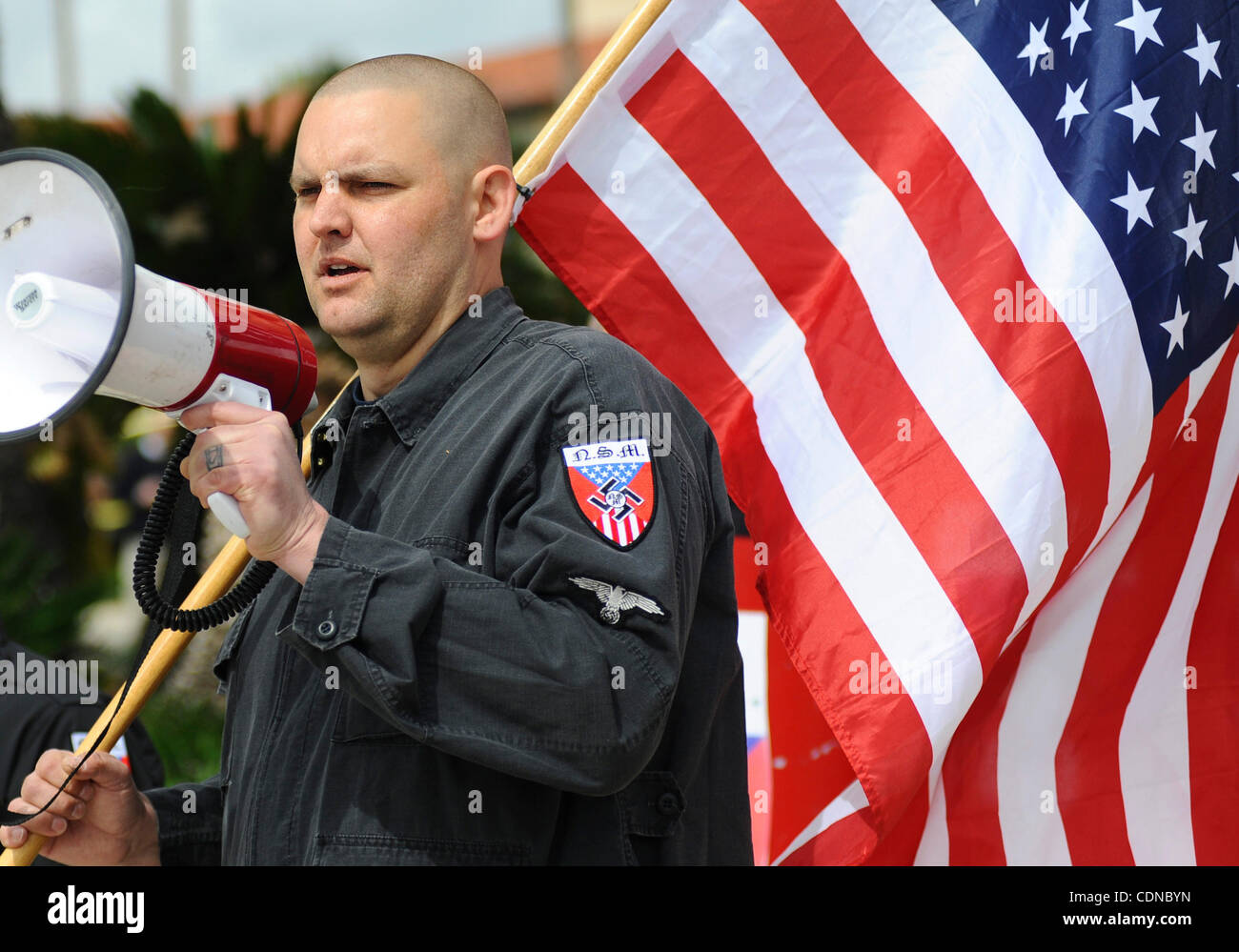 Leader neonazista Jeffrey Hall, visto che portano un rally in Claremont, California nel marzo del 2011, è stato colpito a morte mentre dorme al suo Riverside home 1 Maggio. (ZUMA Press/Josh Edelson) Foto Stock