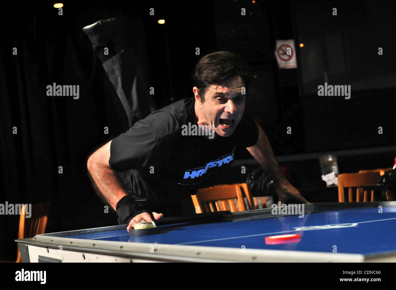 21 maggio 2011 - Houston, Texas, Stati Uniti - PHIL ARNOLD, è noto in tutto il USAA (United States Air Hockey Association) come una vera finezza player. Arnold utilizza tutto ciò che può distrarre i giocatori da urla, salto in alto e in basso, fingendo di distanza a piedi dalla tabella -- qualcosa che possa distrarre hi Foto Stock