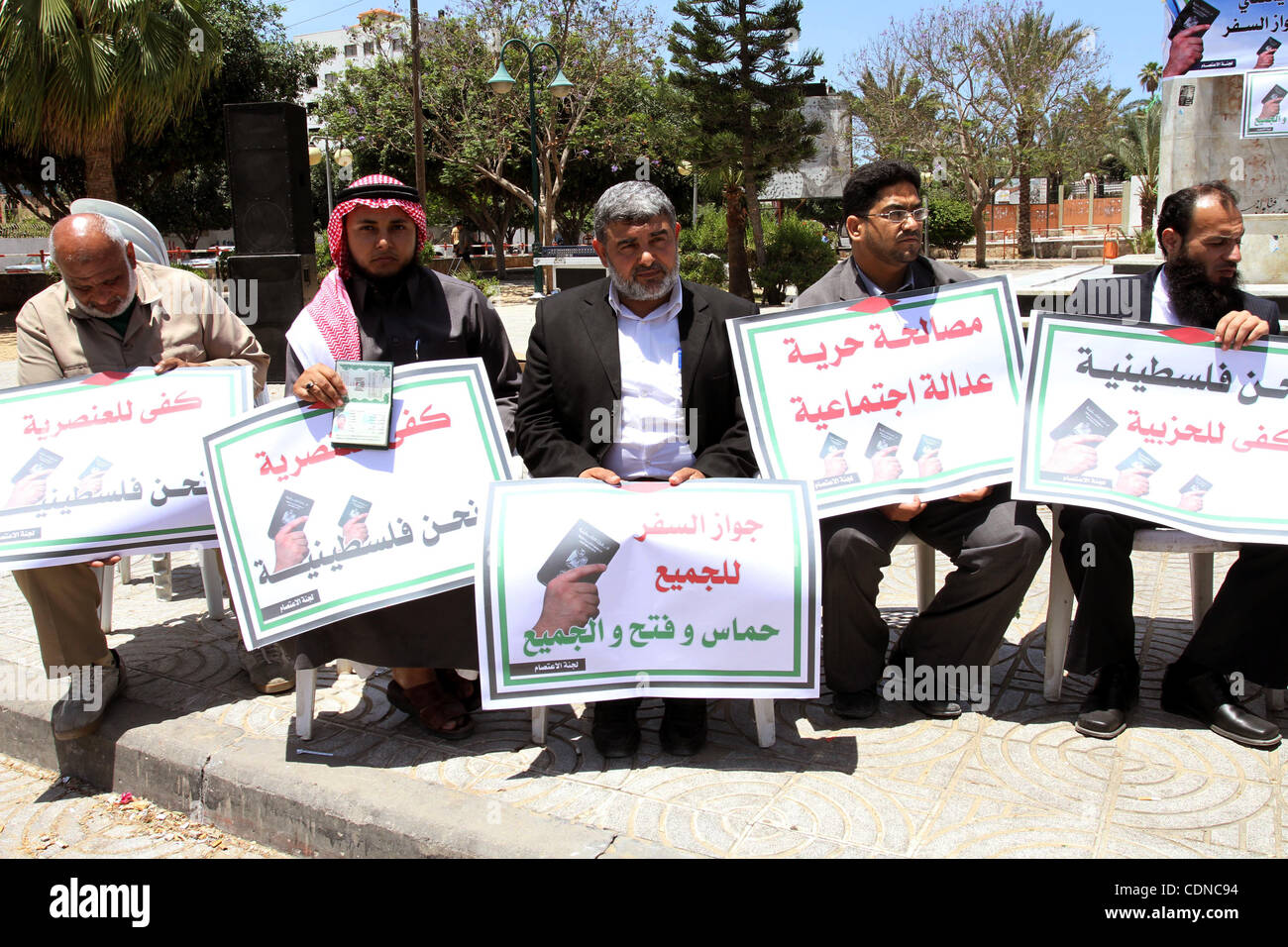 21 maggio 2011 - Gaza City, nella Striscia di Gaza - i dimostranti palestinesi tenere gli striscioni per protestare contro l'Autorità Palestinese impedendo 30.000 residenti di Gaza da ottenere passaporti. Palestinesi condannano e sollevare slogan contro la faziosità politica e chiamando per l unità tra Hamas e Fatah. (Cre Foto Stock